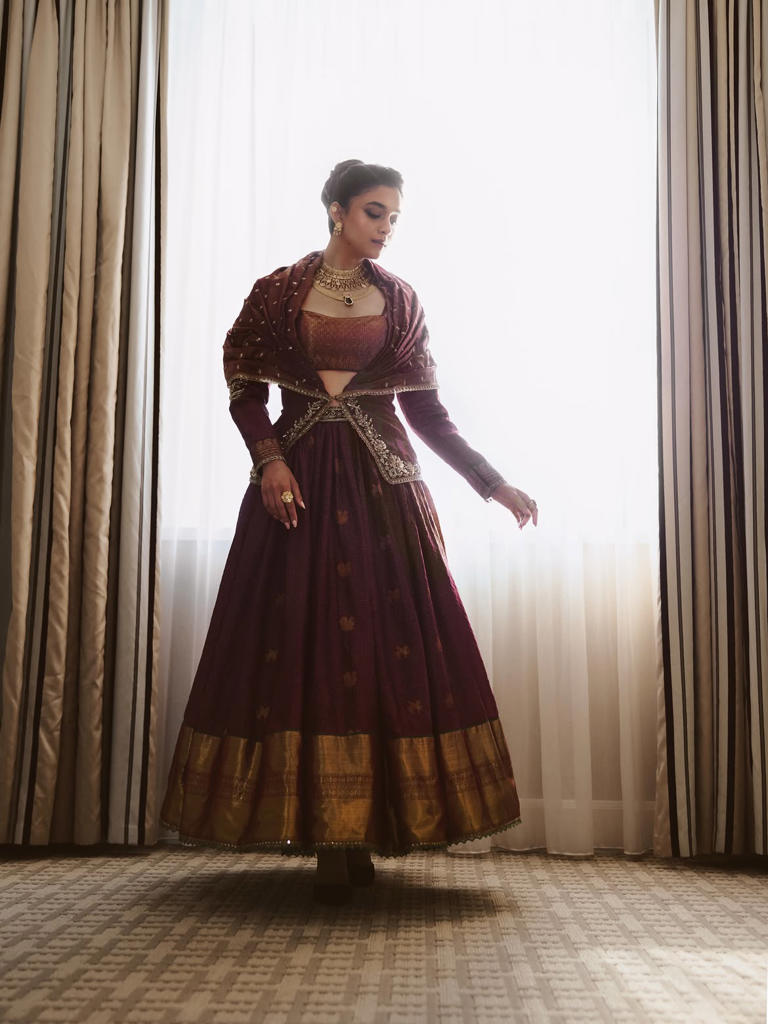 Hunterfly Keerthy Suresh02 The accessories were particularly significant because Keerthy described the overall look as a meeting of Kanchipuram silk and Kaashu Maala, connecting elements associated with her Tamil and Kerala heritage.