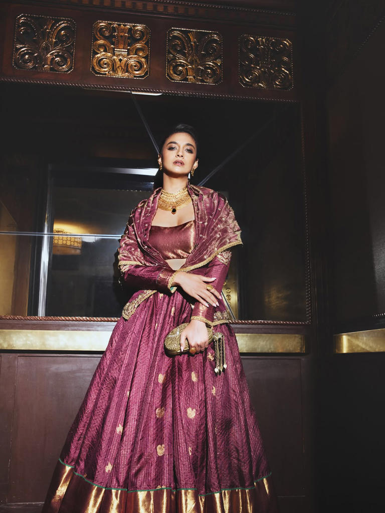 Hunterfly Keerthy Suresh03 Earthy makeup completes the red-carpet look