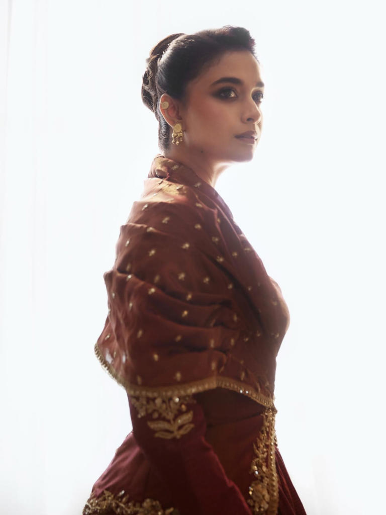 Hunterfly Keerthy Suresh05 “For Dorothy at the Toronto International Film Festival. A fusion of Kanchipuram Silk x Kaashu Maala – a celebration of my Tamil and Kerala roots here at Toronto.”