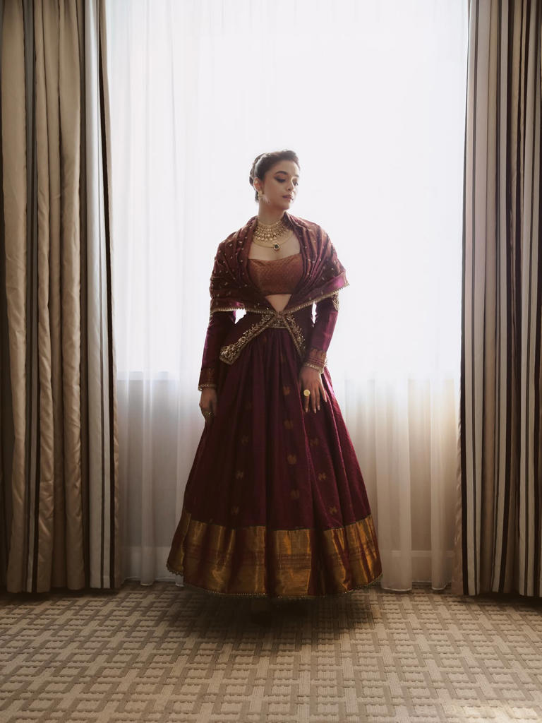 Hunterfly Keerthy Suresh8 For the red carpet, Keerthy wore a burgundy and antique-gold ensemble by designer Karan Torani, styled by Ami Patel.
