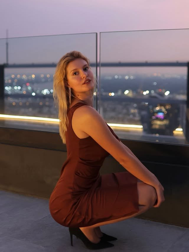Liz Laz as a Singer