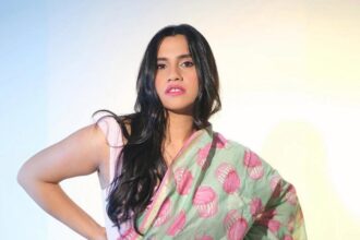 Hunterfly Nikhita Gandhi Nikhita Gandhi during a music performance