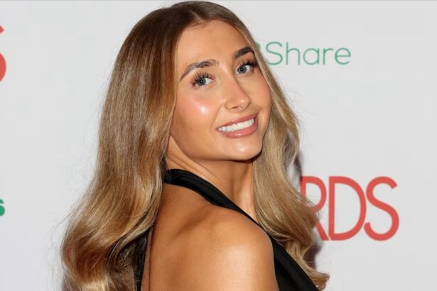 Hunterfly Phillips Lily Phillips announces pregnancy and shares baby bump photo