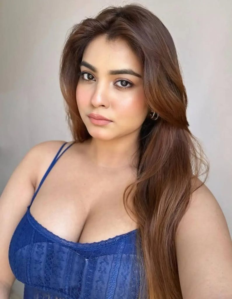 Hunterfly Pooja Singh 03 Soft Waves and Warm Makeup Complete the Look