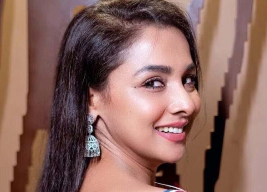 Hunterfly Runa Khan 1 Runa Khan in upcoming film Cholochittra The Cinema