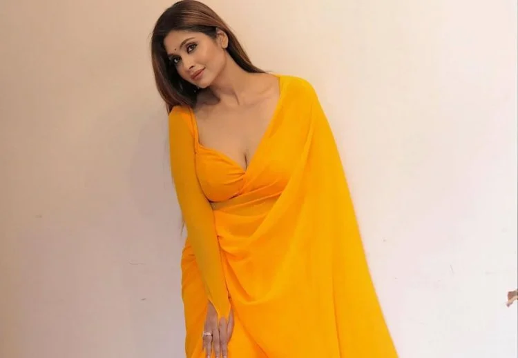 Hunterfly Sakshi Bhogal0002 Early Life and Background