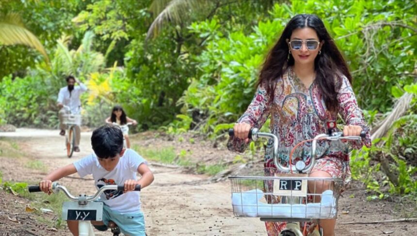 hunterfly Scree026 09 23 201528 Yash and Radhika Pandit enjoy a family beach holiday with their children