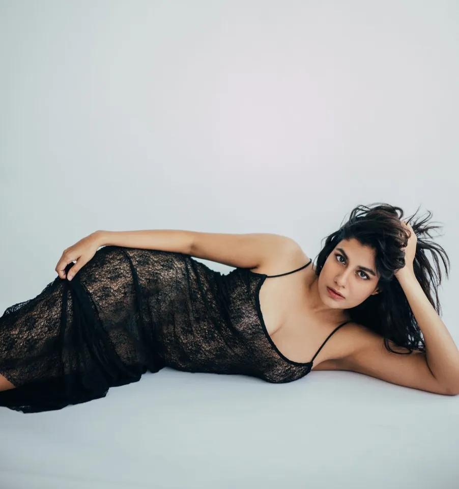 hunterfly Shreya Dhanwanthary04 Shreya Dhanwanthary Black Lace Studio Look