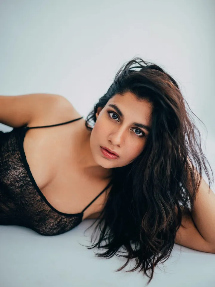 hunterfly Shreya Dhanwanthary05 Shreya Dhanwanthary Black Lace Studio Look
