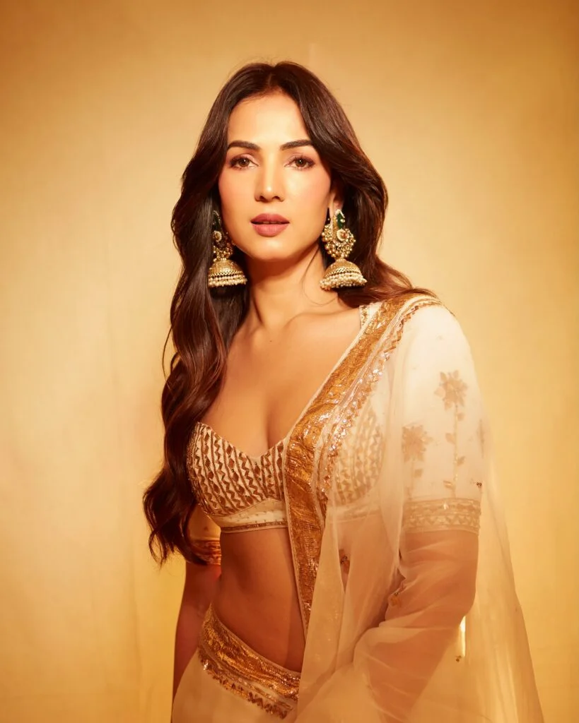 Hunterfly Sonal Chauhan 01 Sonal Chauhan Stuns in White and Gold Saree