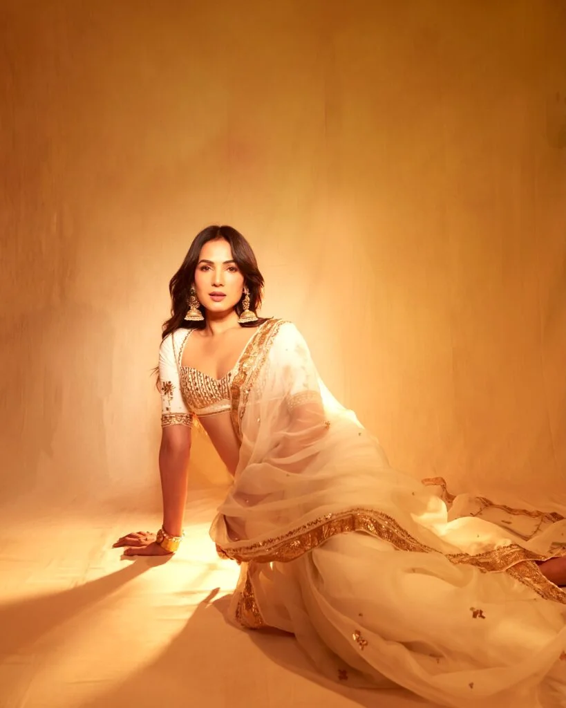 Hunterfly Sonal Chauhan 03 Sonal Chauhan Stuns in White and Gold Saree