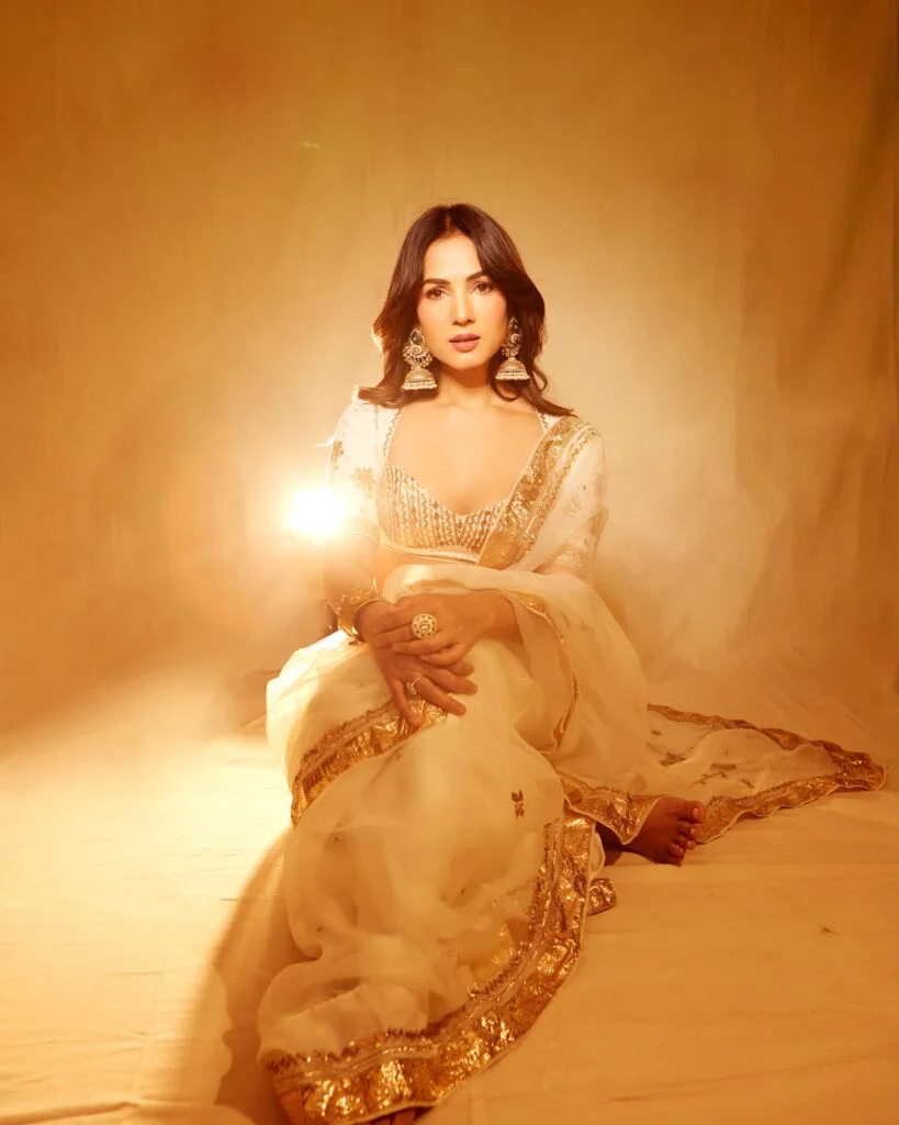Hunterfly Sonal Chauhan 05 Sonal Chauhan Stuns in White and Gold Saree