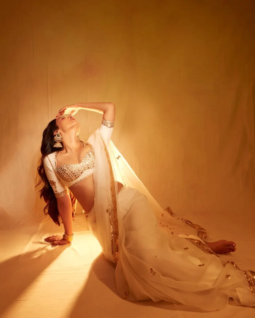 Hunterfly Sonal Chauhan 06 Sonal Chauhan Stuns in White and Gold Saree