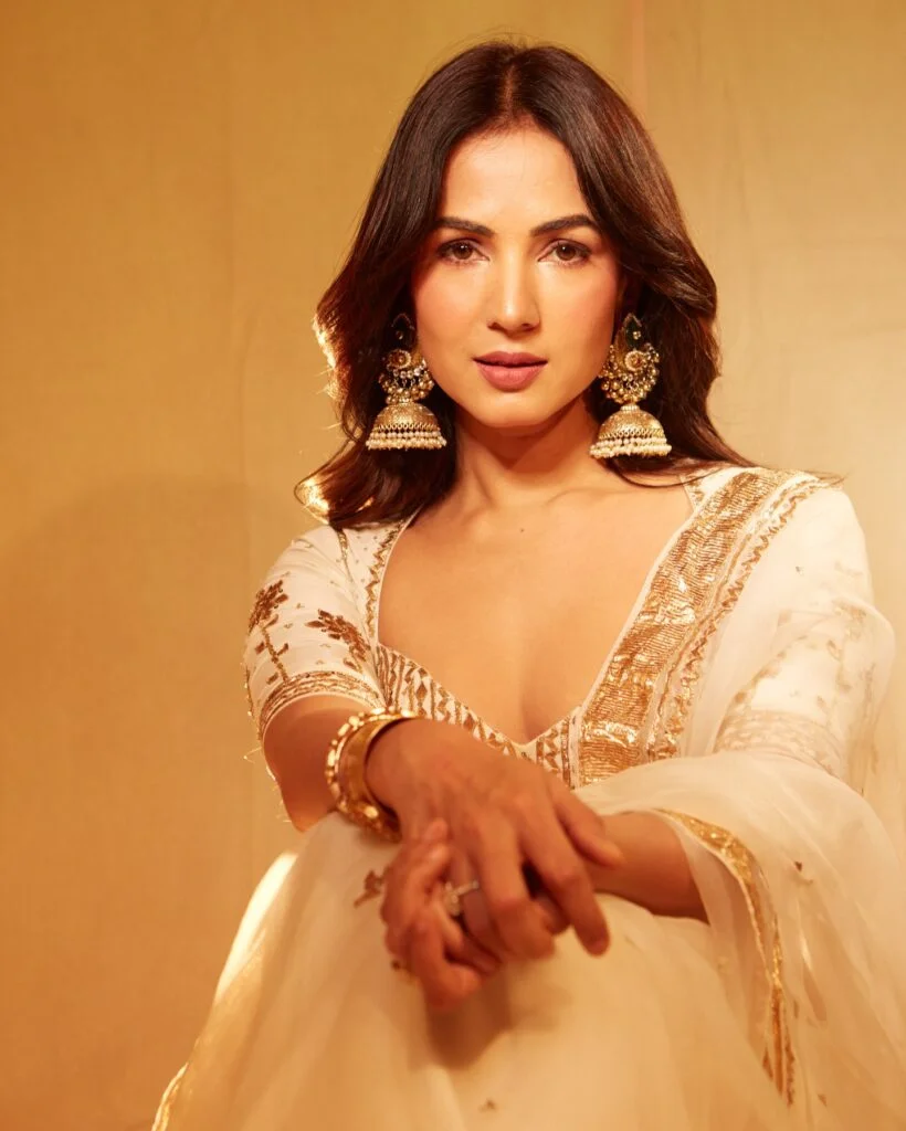 Hunterfly Sonal Chauhan 07 Sonal Chauhan Stuns in White and Gold Saree