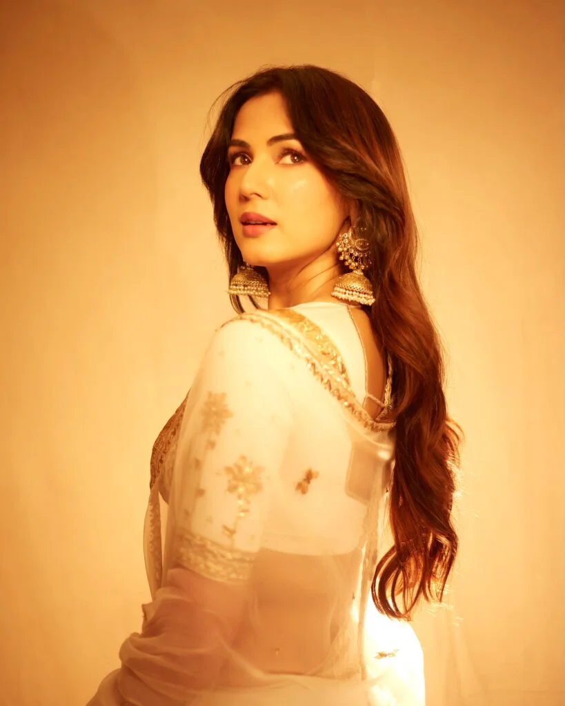 Hunterfly Sonal Chauhan 08 Sonal Chauhan Stuns in White and Gold Saree