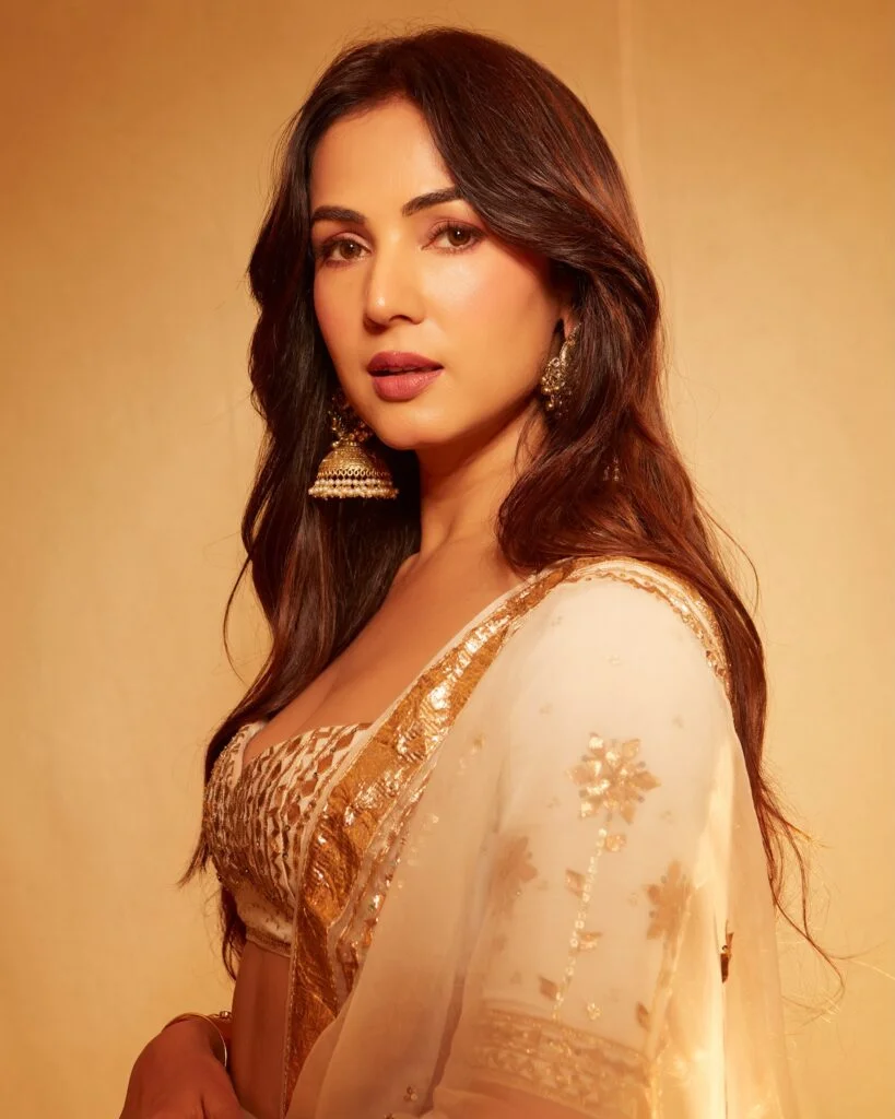 Hunterfly Sonal Chauhan 12 Sonal Chauhan Stuns in White and Gold Saree