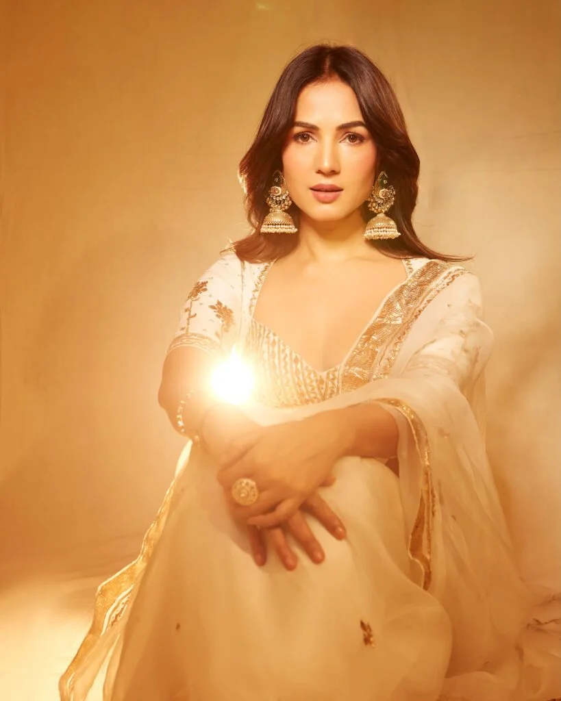 Hunterfly Sonal Chauhan 14 Sonal Chauhan Stuns in White and Gold Saree
