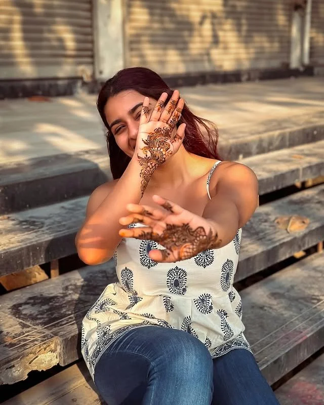 Suhana Khan generally keeps details about her private life away from the public eye. She is described in online biographies as unmarried, while a current boyfriend or partner has not been reliably established through authoritative public information.