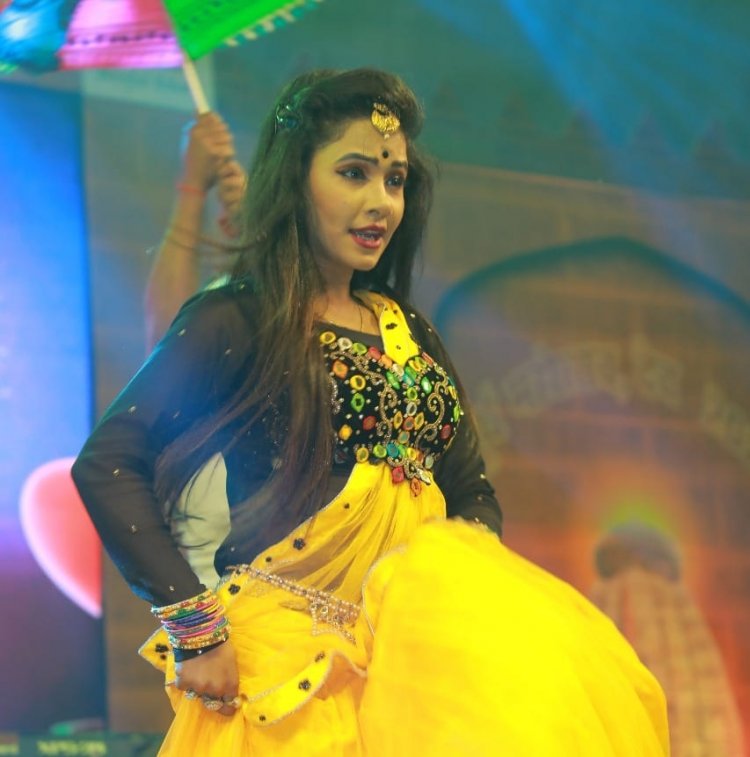 Hunterfly Trisha Kar Madhud52 Social Media and Celebrity Privacy