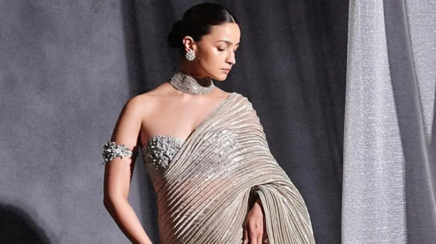 Hunterfly Vaishali S Vaishali S latest collection featuring sculptural Indian handwoven textiles