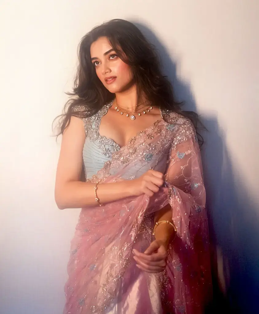Hunterfly bhagyashri borse 1 Statement Jewellery Completes the Traditional Look