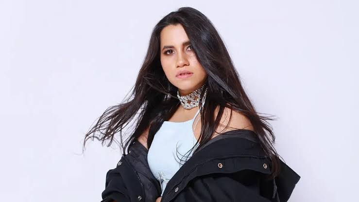 Hunterfly f5f5f5 Nikhita Gandhi Height and Personal Details