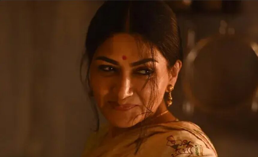 hunterfly 026 10 01 113422 Kushboo in the first look poster of Mahakali