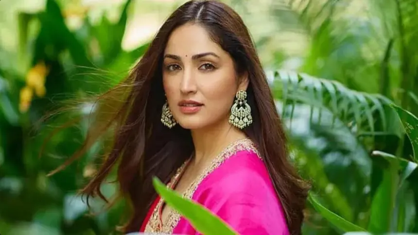 hunterfly 026 10 07 121710 1 Yami Gautam dances with zombies in Phata Patakha from Nayyi Navelli