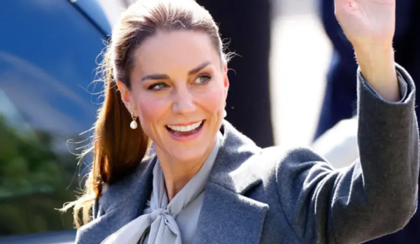 hunterfly 26 10 03 134813 Princess Kate carrying a burgundy Smythson handbag during a royal engagement