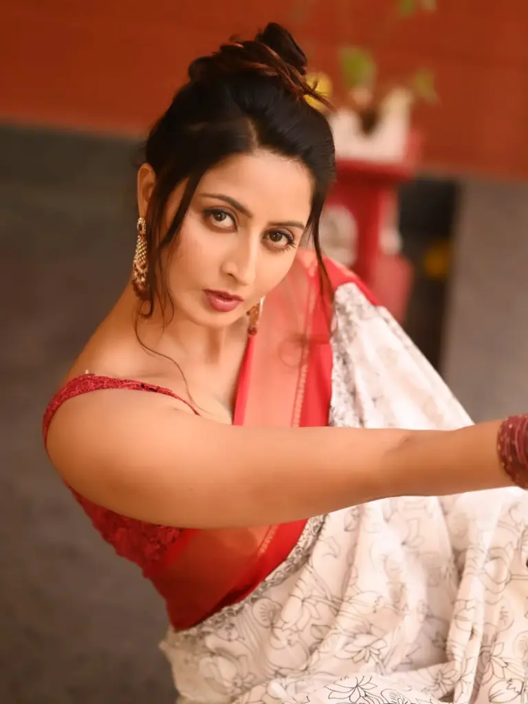 hunterfly 7Shubha Raksha Shubha Raksha’s Latest Saree Look