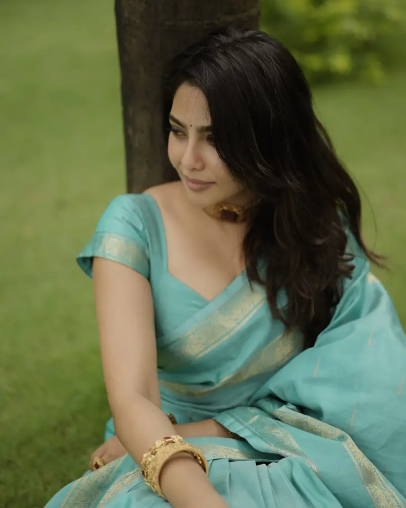 Traditional Gold Jewellery Adds a Regal Touch