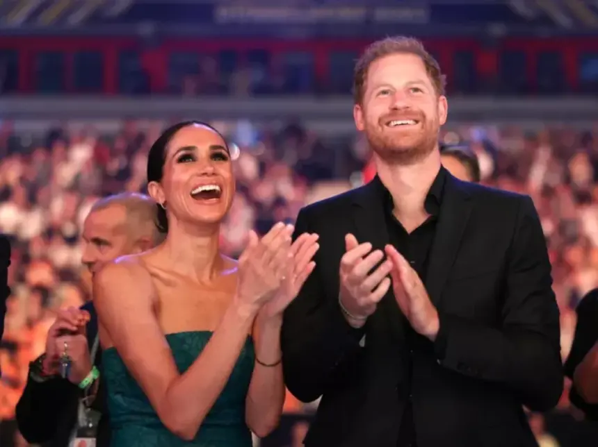 hunterfly Sc2026 10 04 143410 Meghan Markle and Prince Harry holding hands in the Cotswolds