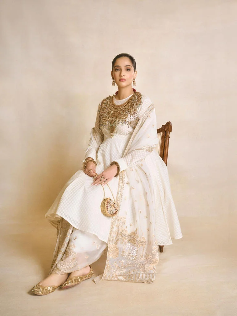 hunterfly Sonam Kapoor Sonam Kapoor: Keep festive dressing graceful and comfortable