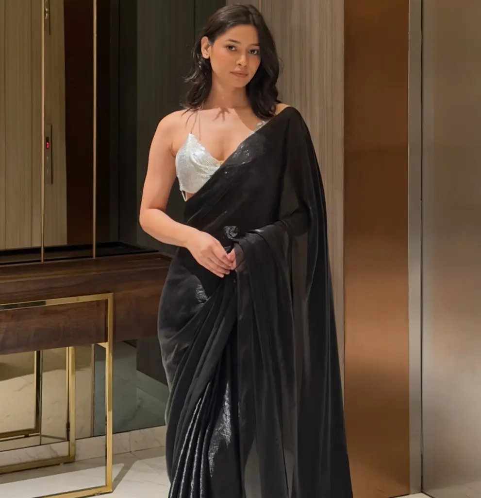hunterfly anaya rawat7 Anaya Rawat Turns Heads in a Black Saree